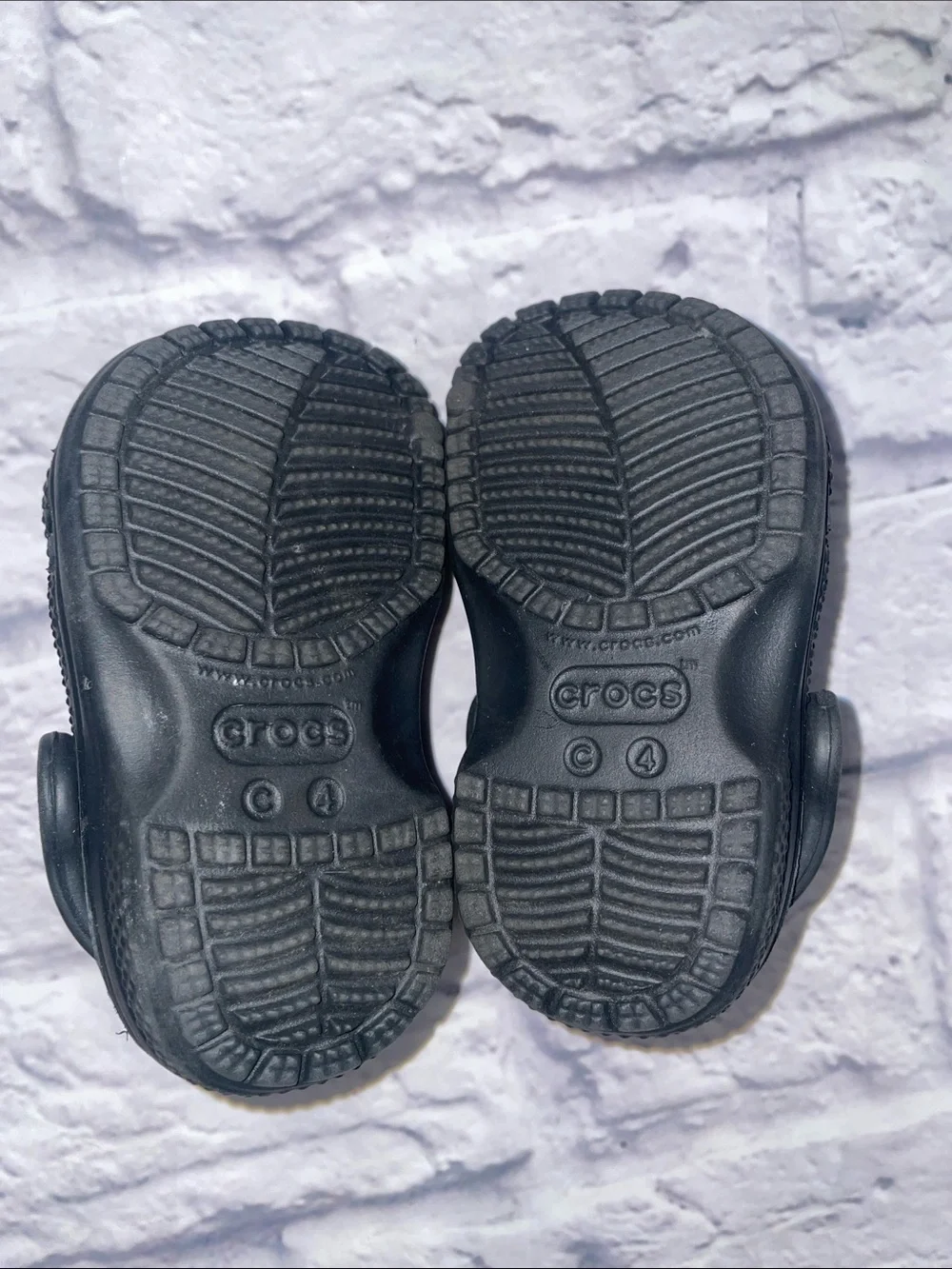 CROCS Kids Classic Clog in Black. Size 4